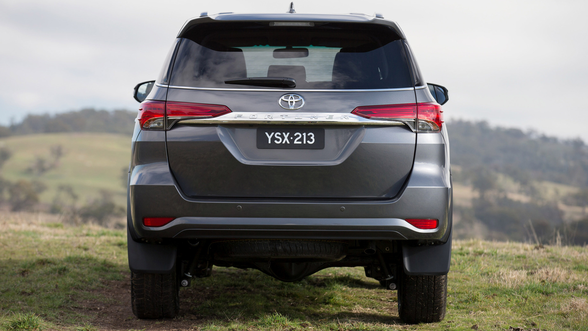 2016 Toyota Fortuner Back - HD Wallpaper 