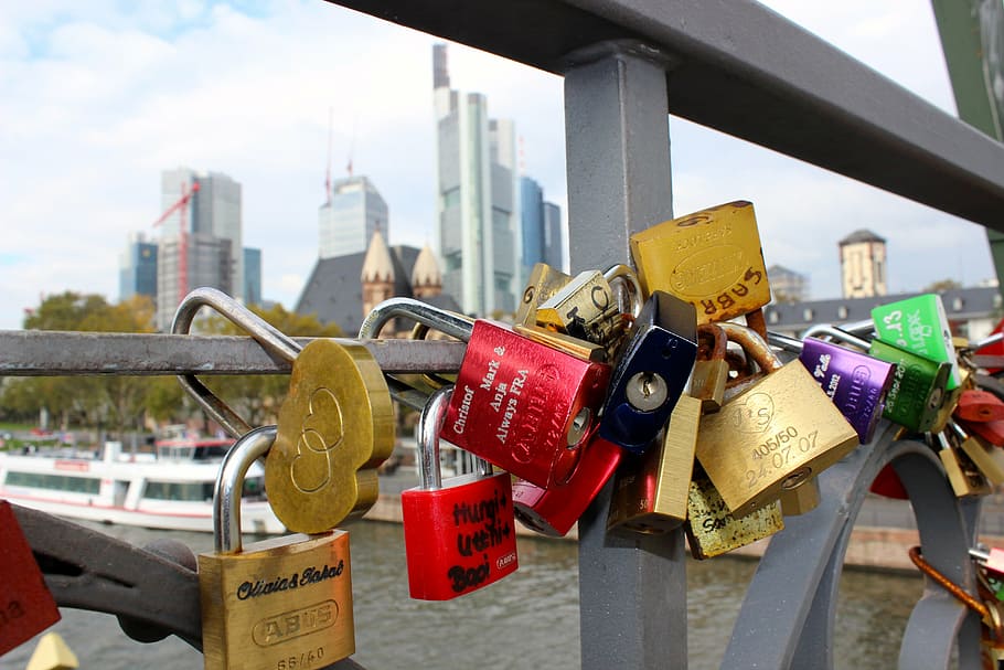 Love Oath Iron Bridge Frankfurt Castles Lock Skyline Eiserner Steg Frankfurt Schlosser 910x607 Wallpaper Teahub Io