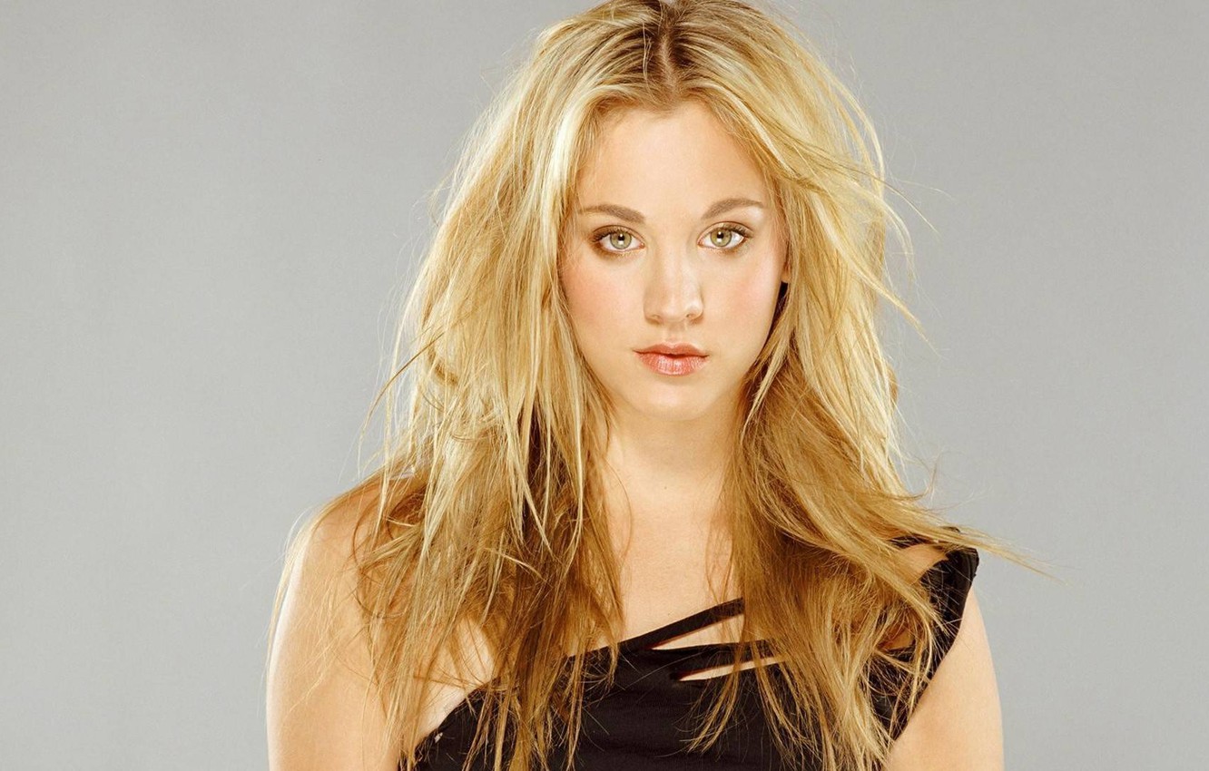 Photo Wallpaper Eyes, Look, Face, Hair, Blonde, Kaley - Big Bang Theory Penny In Real Life - HD Wallpaper 
