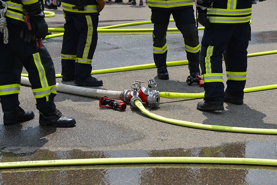 Fireman Near Hose On Concrete Pavement During Daytime, - Mangueras Contra Incendios Bomberos - HD Wallpaper 