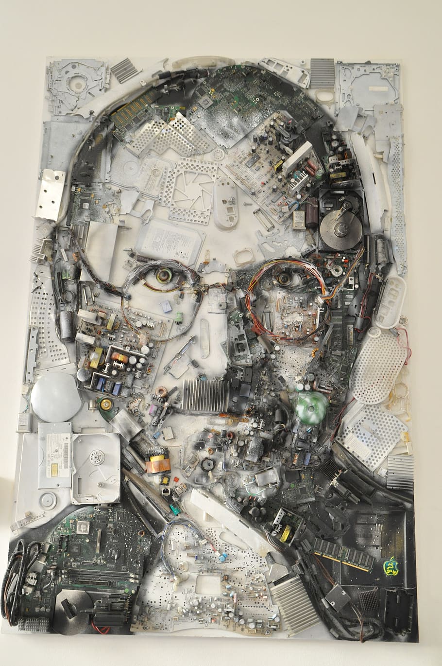 Art With Old Computer Parts - HD Wallpaper 