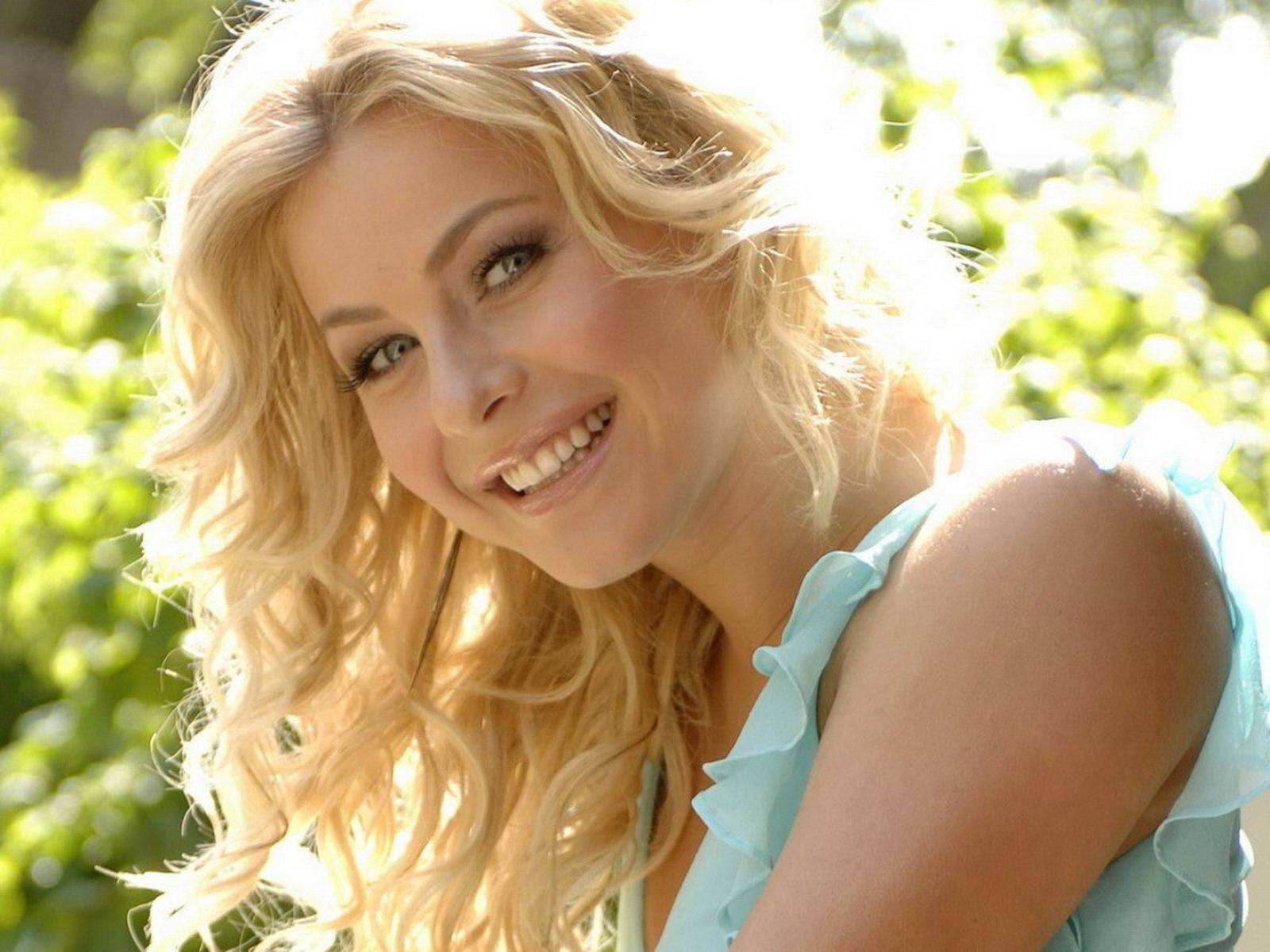 Julianne Hough - HD Wallpaper 