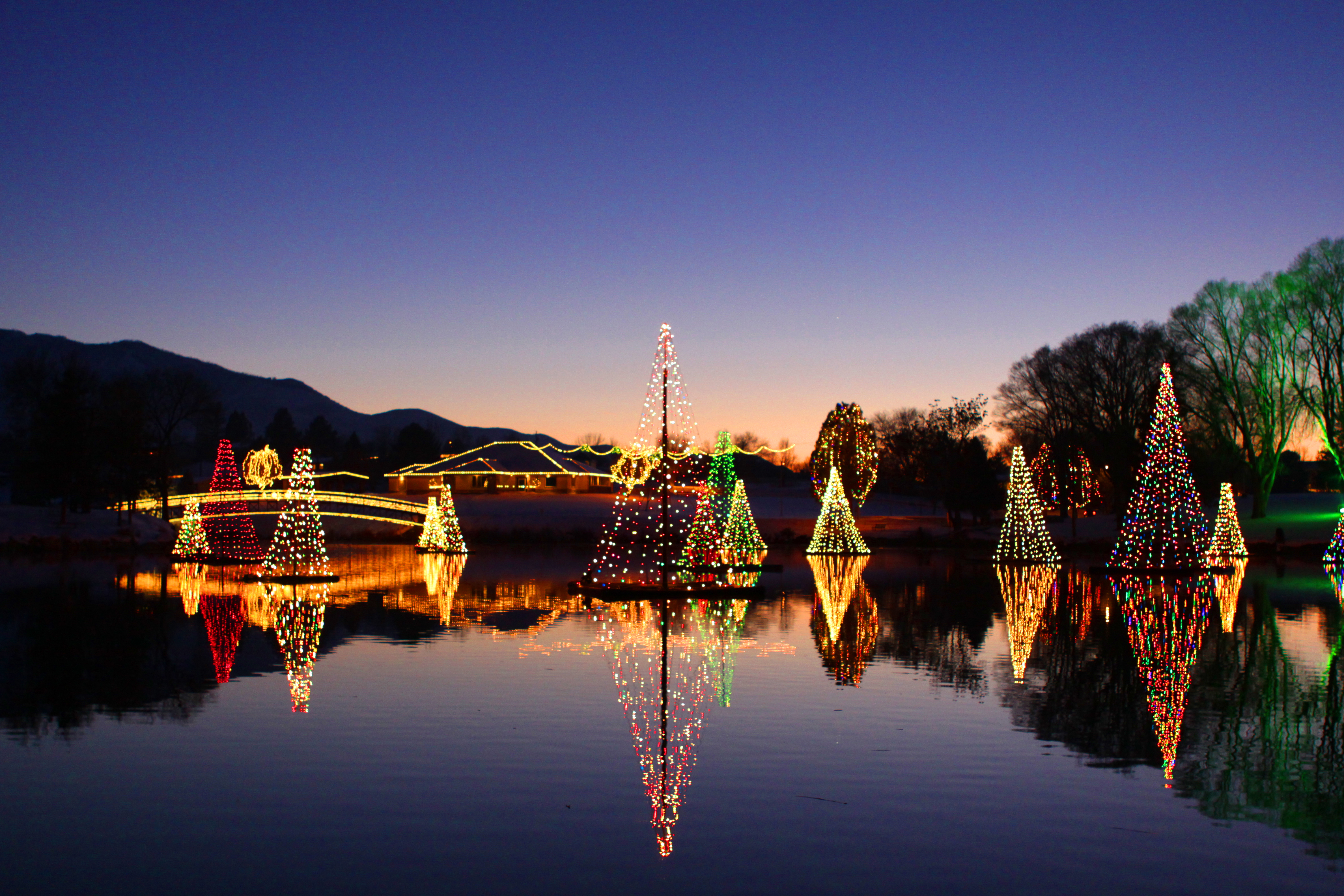 Salem Pond Town Christmas - HD Wallpaper 