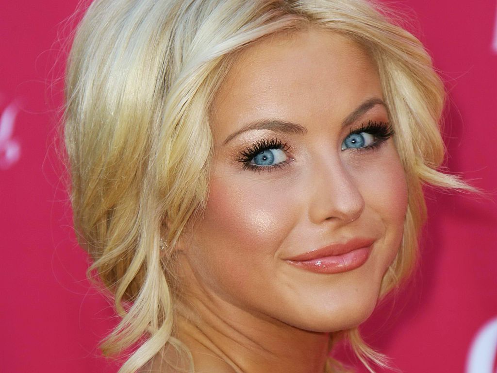 Julianne Hough - HD Wallpaper 