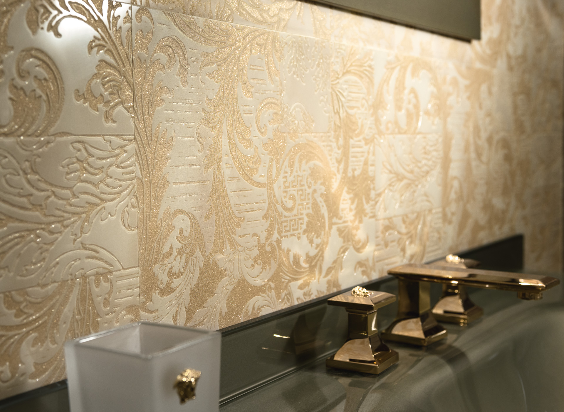 Versace Tiles Bathroom - HD Wallpaper 
