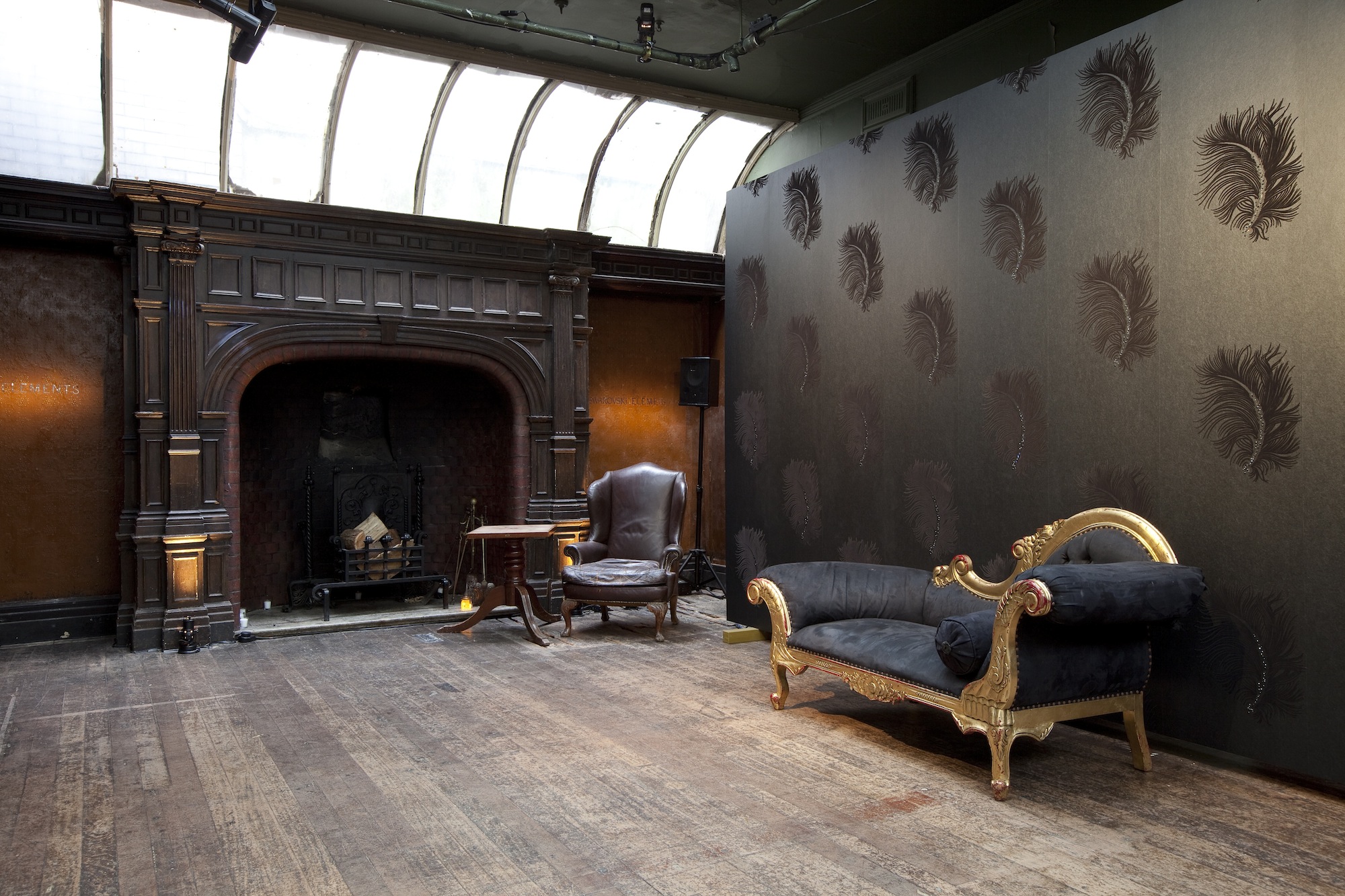 Studio Couch - HD Wallpaper 