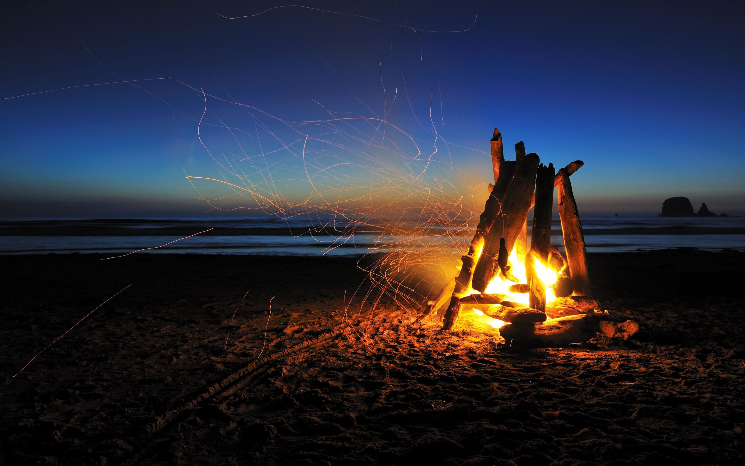 Camp Fire, Beach, Sparks, Night, Stars, Ocean, Horizon - HD Wallpaper 