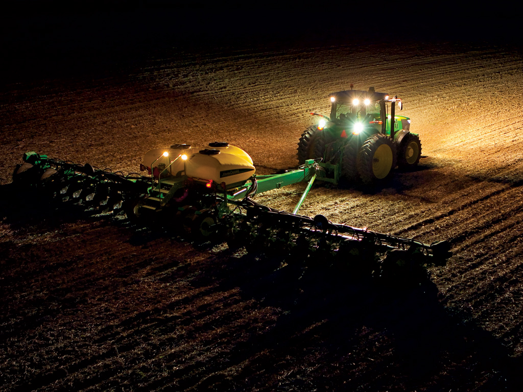 John Deere Tractor At Night - HD Wallpaper 