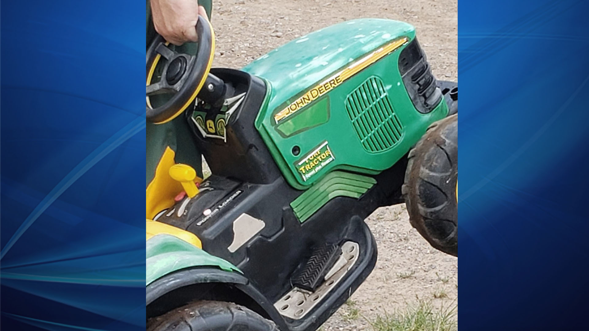 Toddler Drove Tractor To Fair - HD Wallpaper 