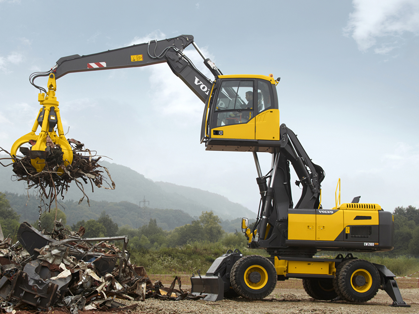 Junk Volvo Wheeled Excavator - HD Wallpaper 