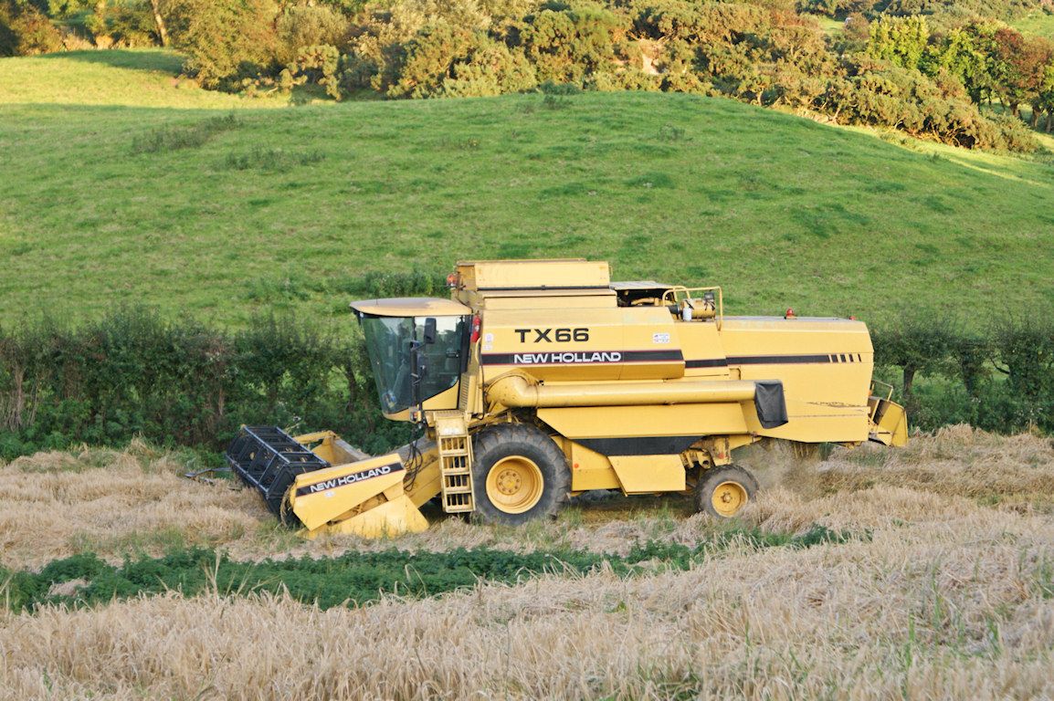 Combine Harvester - HD Wallpaper 