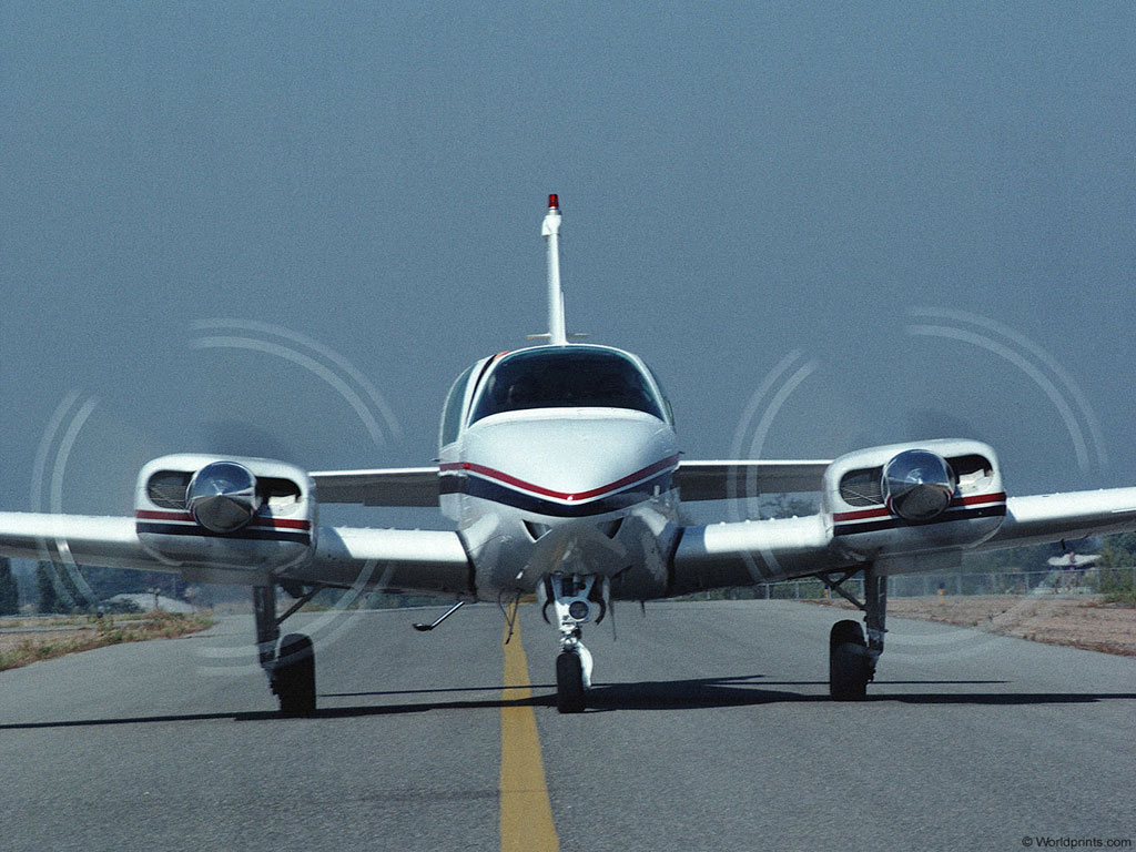 Airplane Taxi On Runway - Aircraft And Runway - HD Wallpaper 