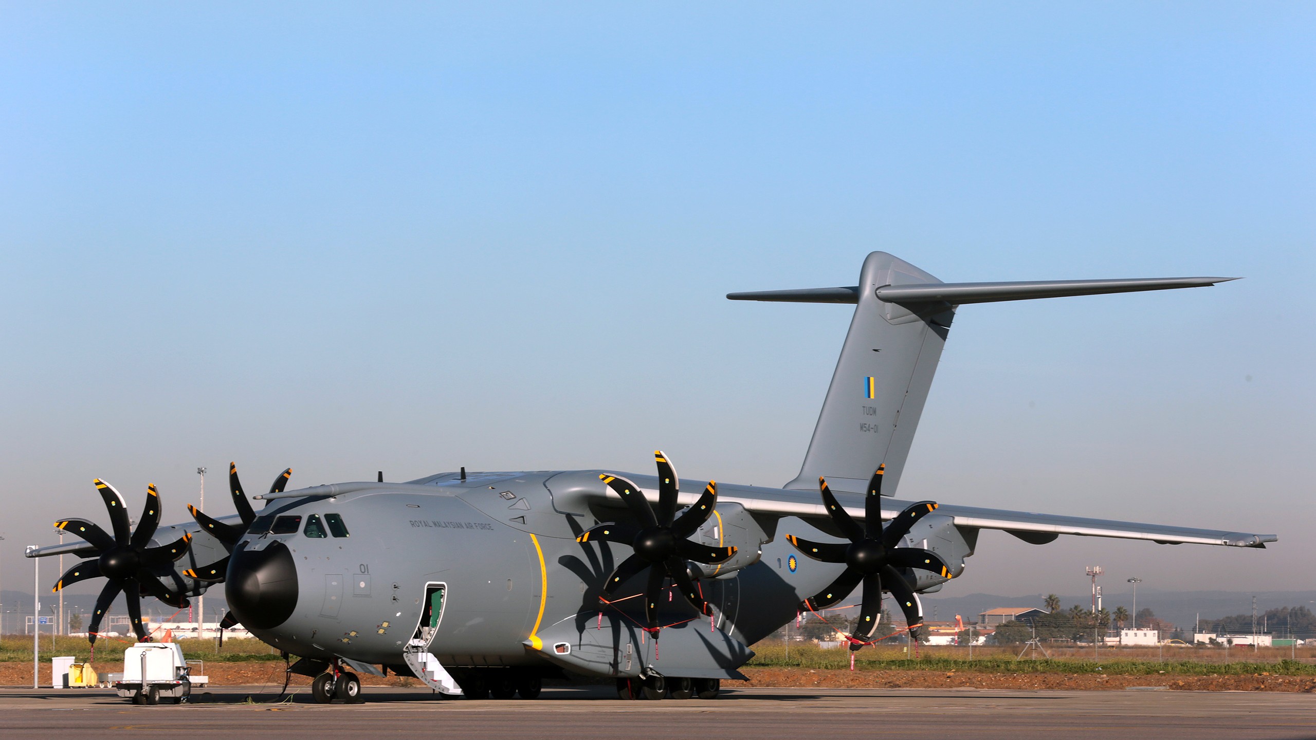 A400m Vs Kc 390 - HD Wallpaper 