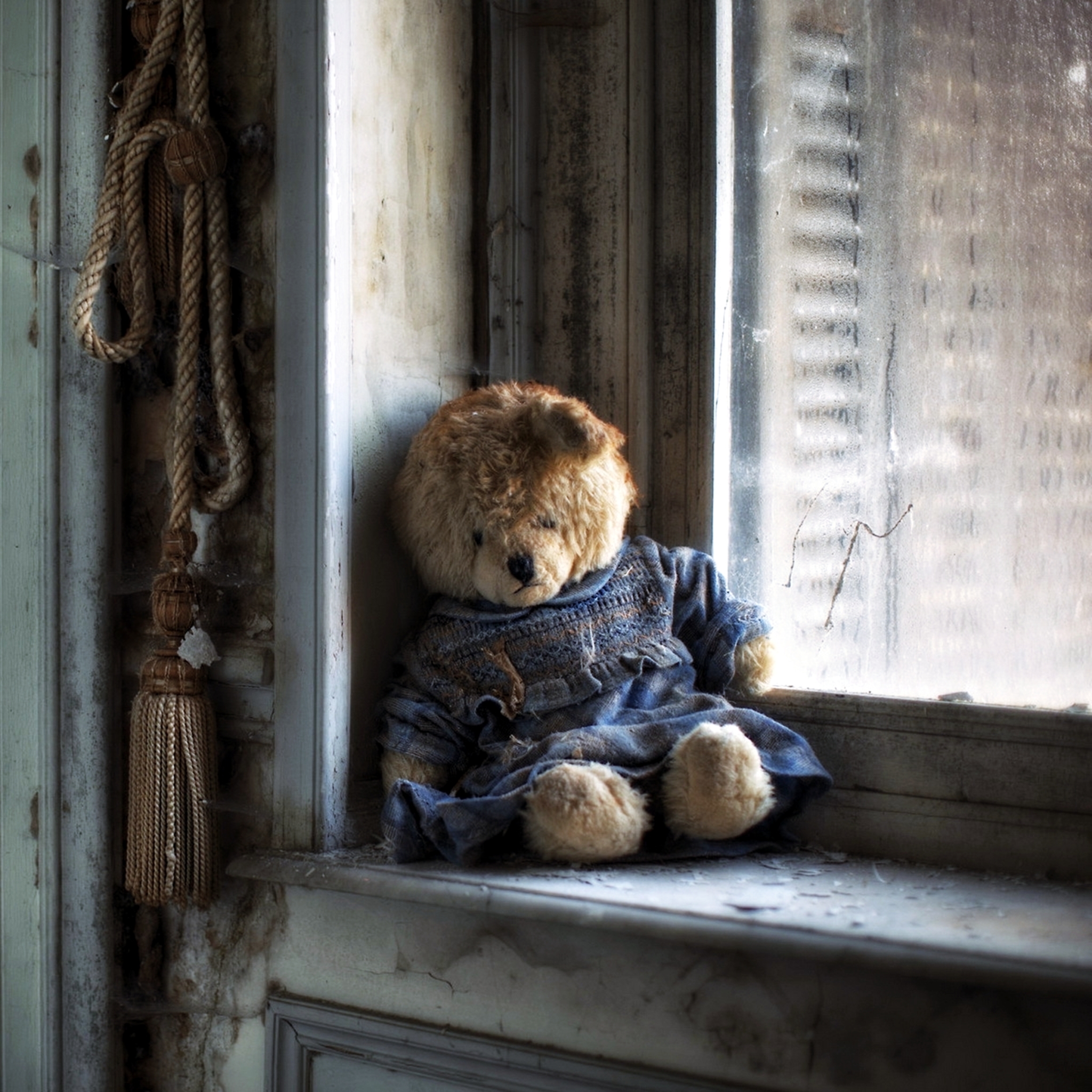 Alone Sad Teddy Bear - HD Wallpaper 