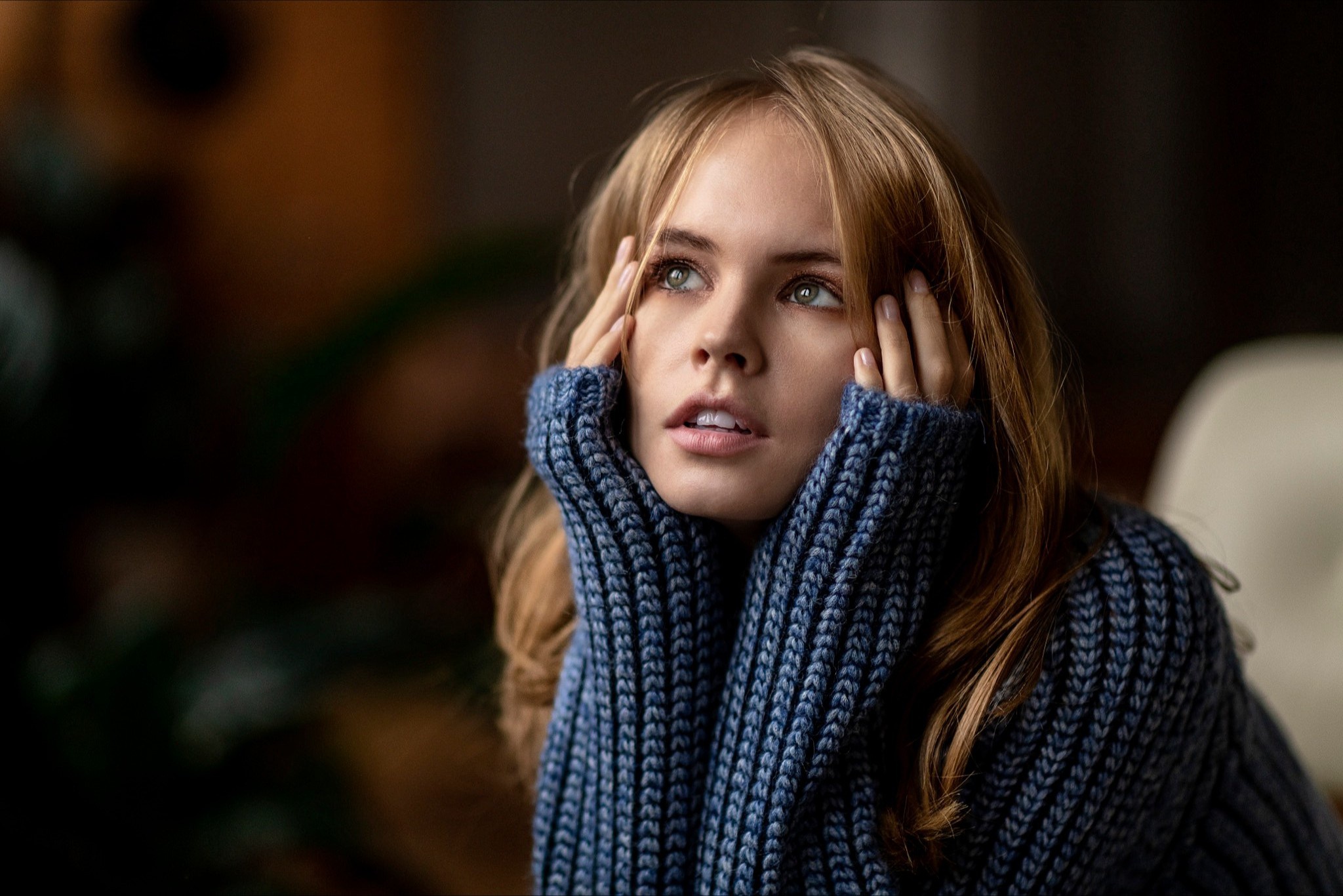 Blonde Girl With Sweater - HD Wallpaper 
