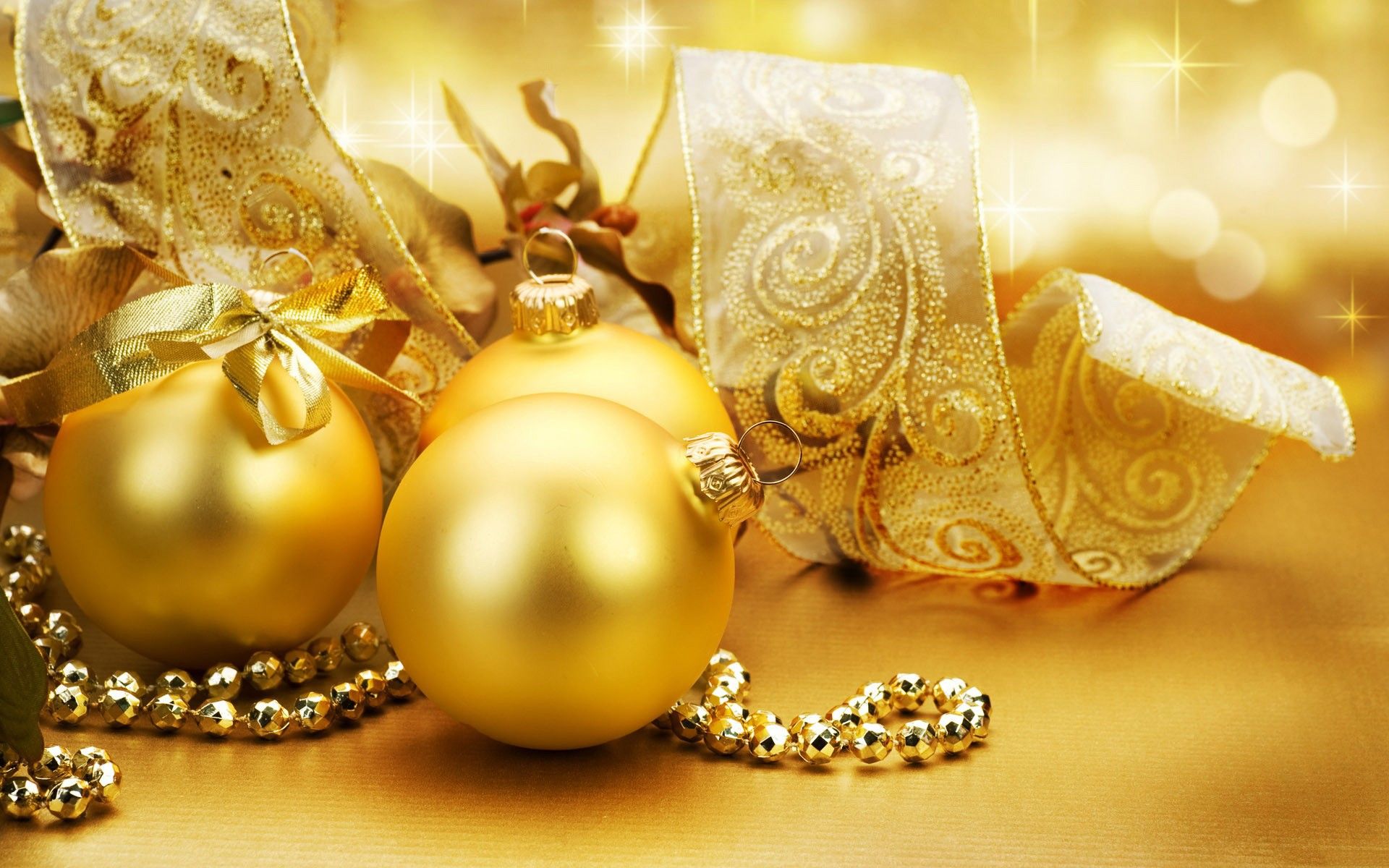 Christmas Decorations In Gold - HD Wallpaper 