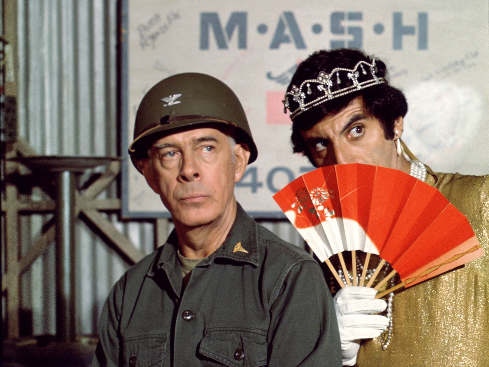 Colonel Potter & Klinger - Klinger On Mash - HD Wallpaper 