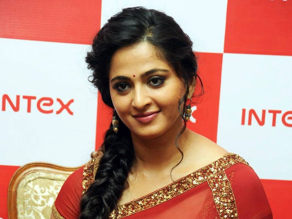 Anushka Shetty Hd Saree - HD Wallpaper 