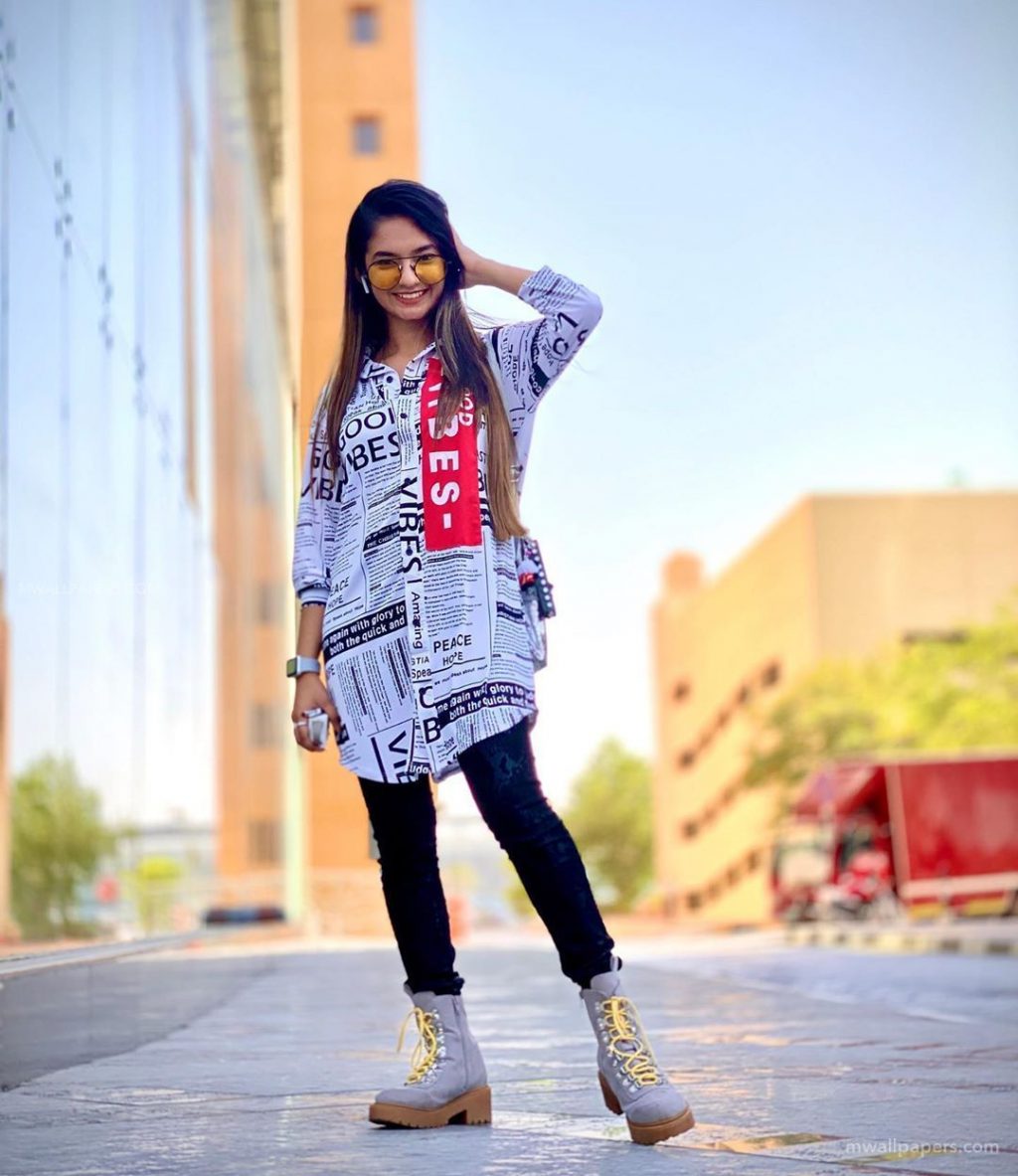 Anushka Sen Wallpaper, Anushka Sen, Neha Kakkar - Anushka Sen Pic 2020 - HD Wallpaper 