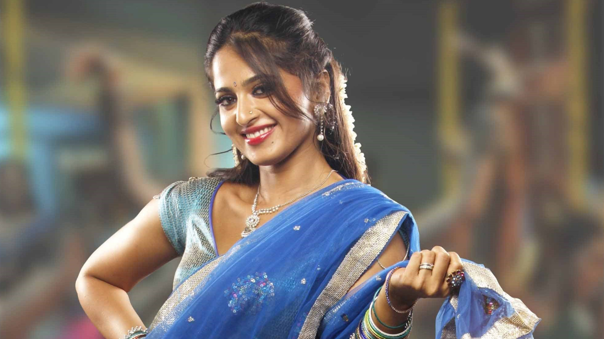 Anushka Shetty Saree Hot - HD Wallpaper 