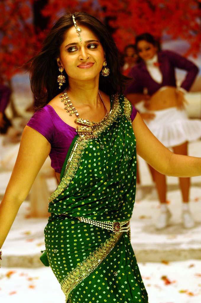 Anushka Shetty Hot Navel In Green Saree - HD Wallpaper 