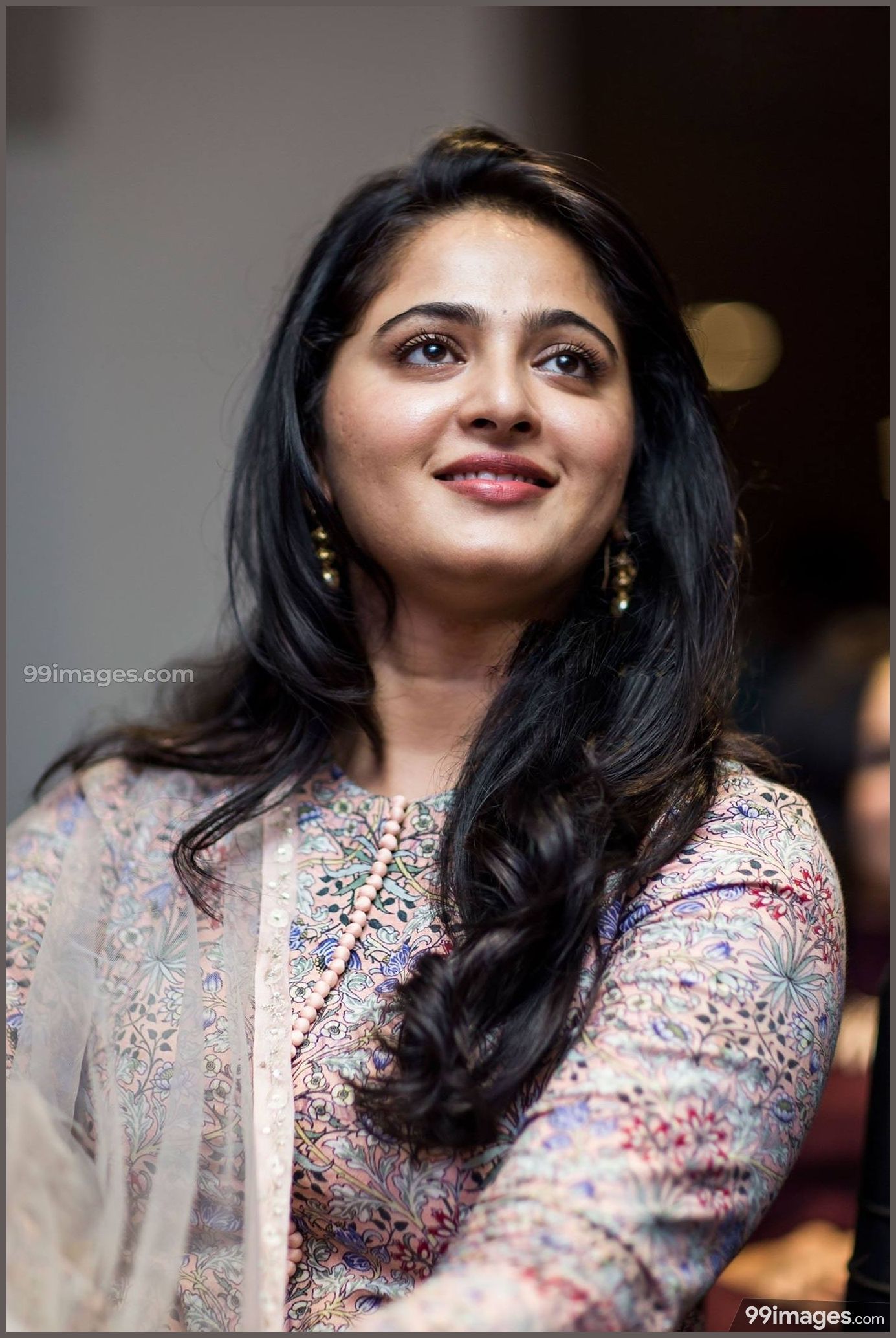 Cute Anushka Shetty - HD Wallpaper 