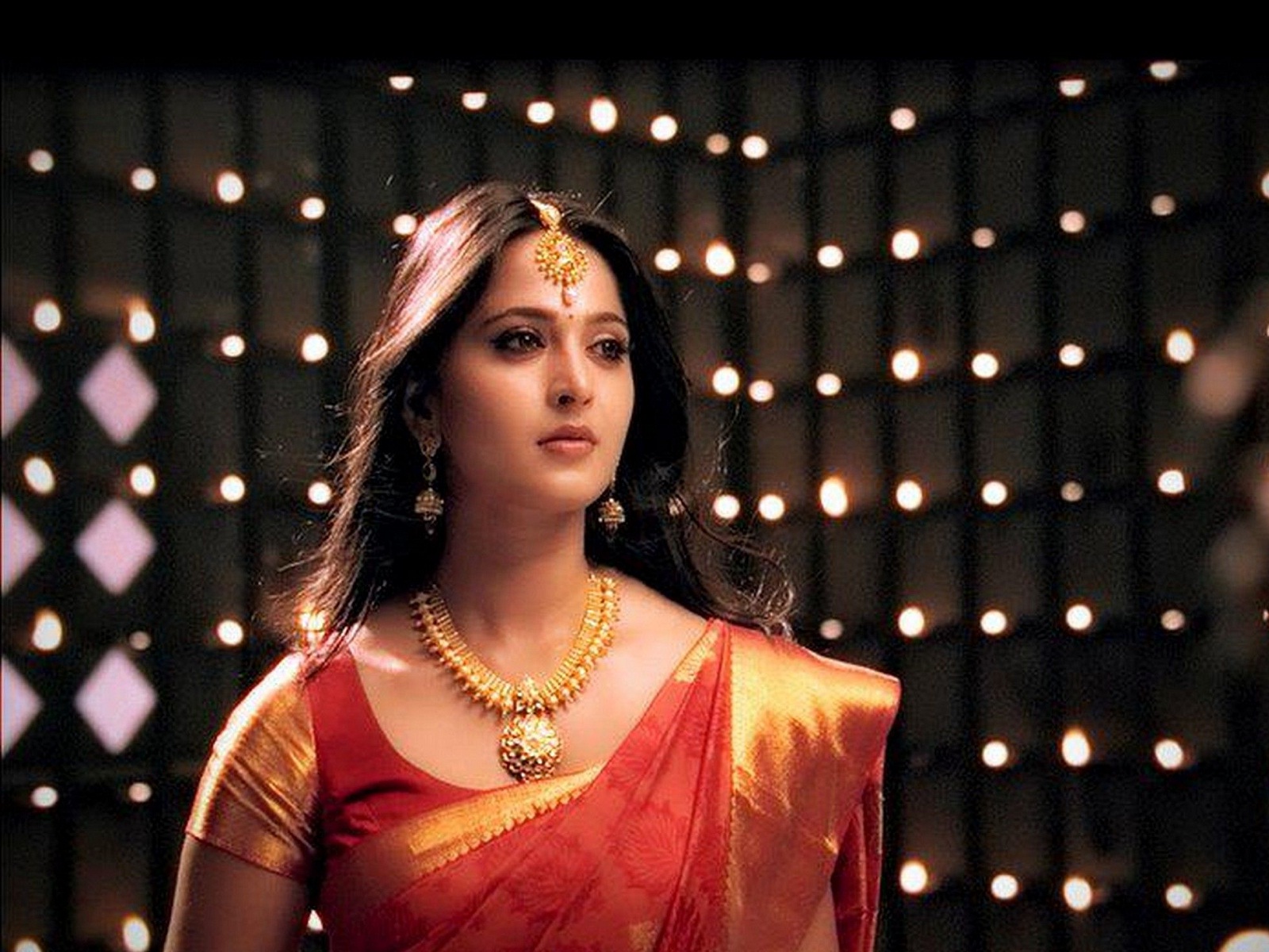 South Girl Anushka Shetty Nice Pics In Saree - Anushka Shetty Happy Birthday - HD Wallpaper 