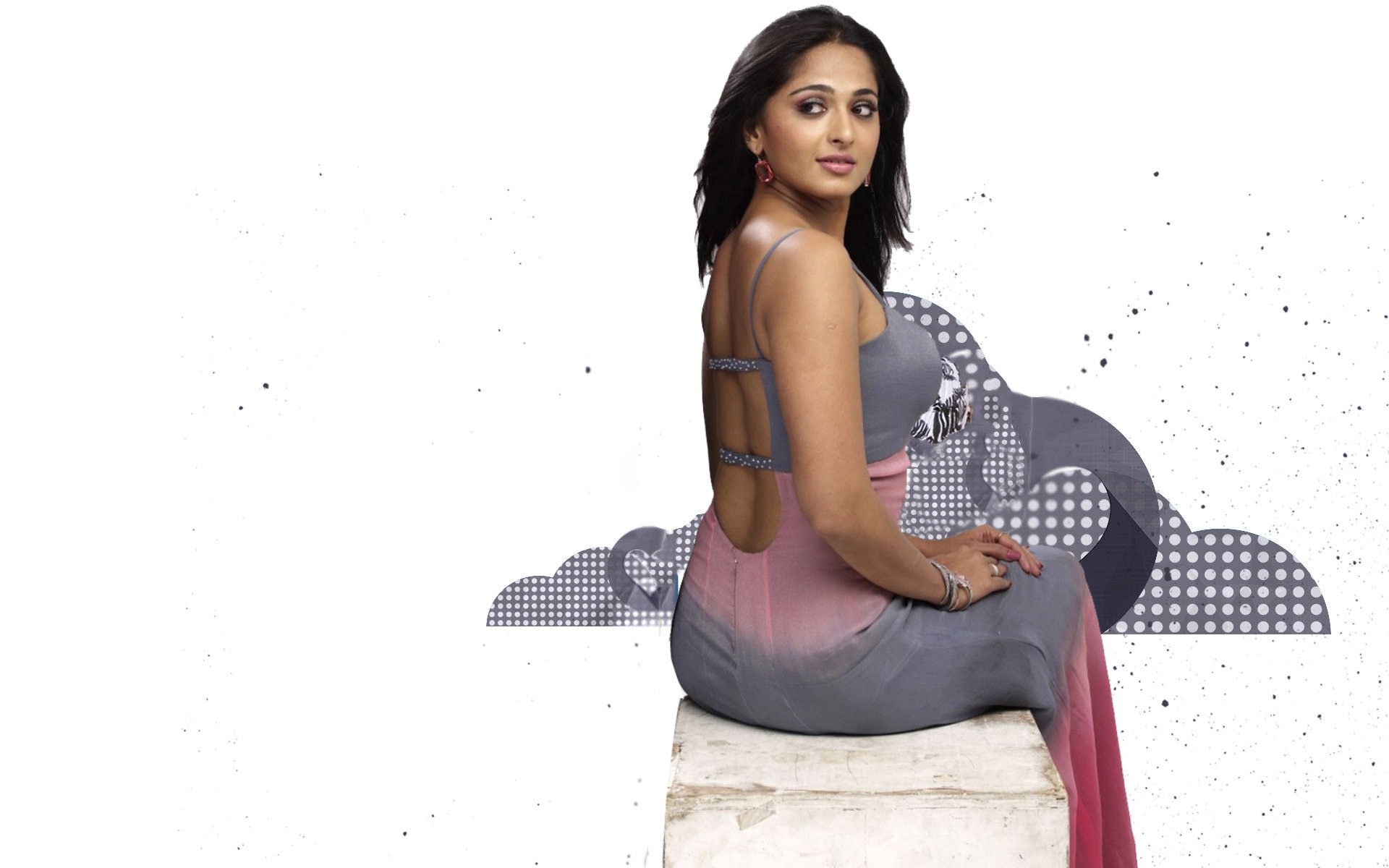 Anushka Shetty Hot Back White Background Desktop Pictures - Backside Veiw Indian Aunty Sitting - HD Wallpaper 