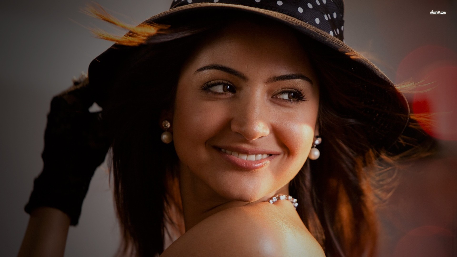 Anushka Sharma Hot Yacht - HD Wallpaper 