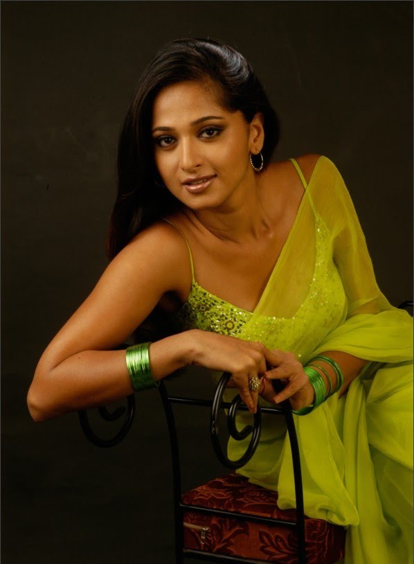 Actress Anushka Shetty Hot Photos In Green Saree - Anushka Shetty Hot Body Shape - HD Wallpaper 