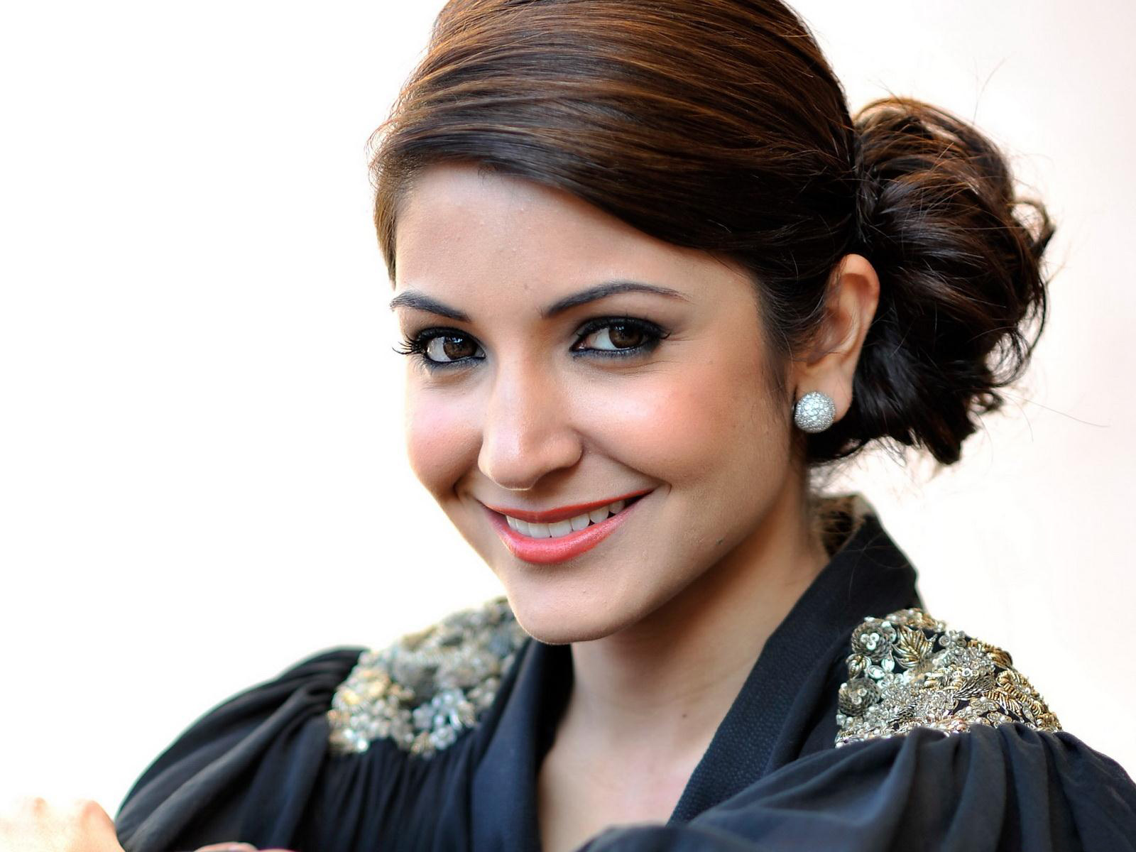 Anushka Sharma Pics, Celebrity Collection - Anushka Sharma Bun Hairstyle - HD Wallpaper 