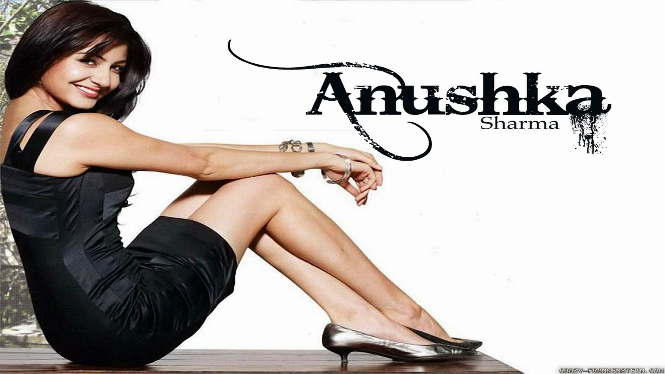 Anushka Sharma Hot Legs - HD Wallpaper 