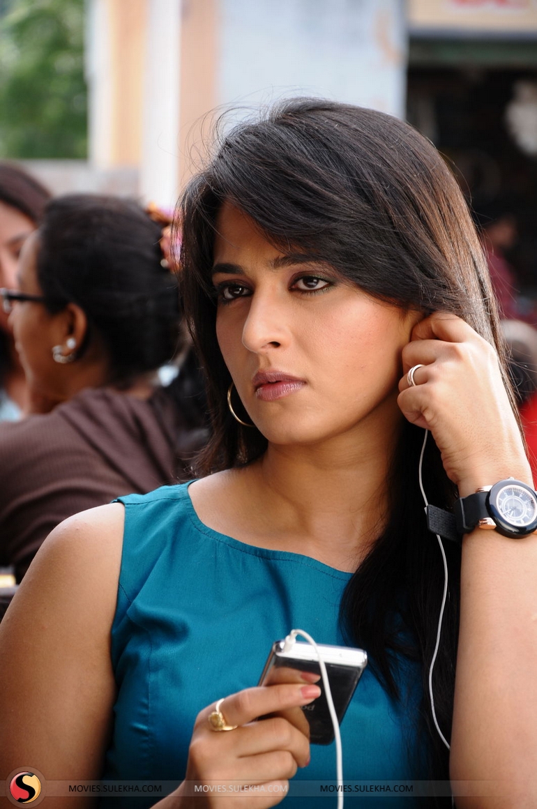 Anushka Shetty In Ragada - HD Wallpaper 
