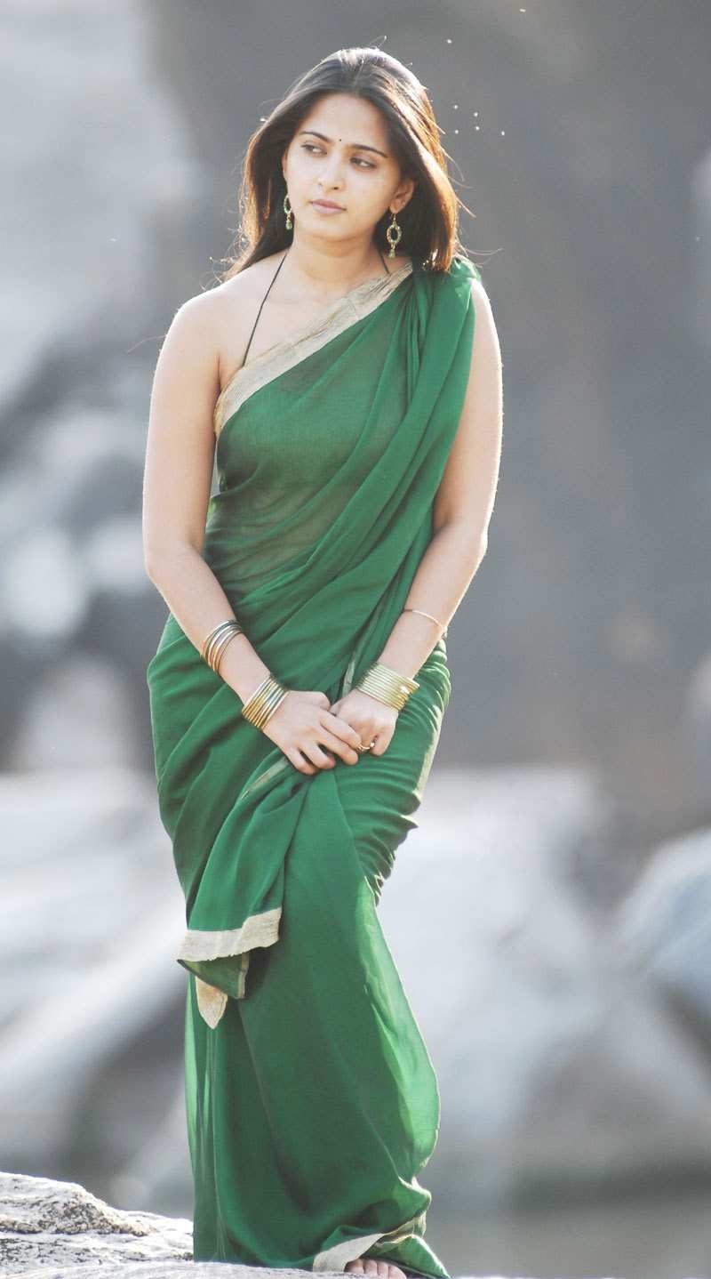 Anushka Shetty Wallpaper - Anushka Shetty Hot In Green Saree - HD Wallpaper 