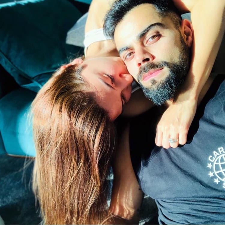 Anushka Sharma And Virat Kohli Indulging In Some Social - Romantic Virat And Anushka - HD Wallpaper 