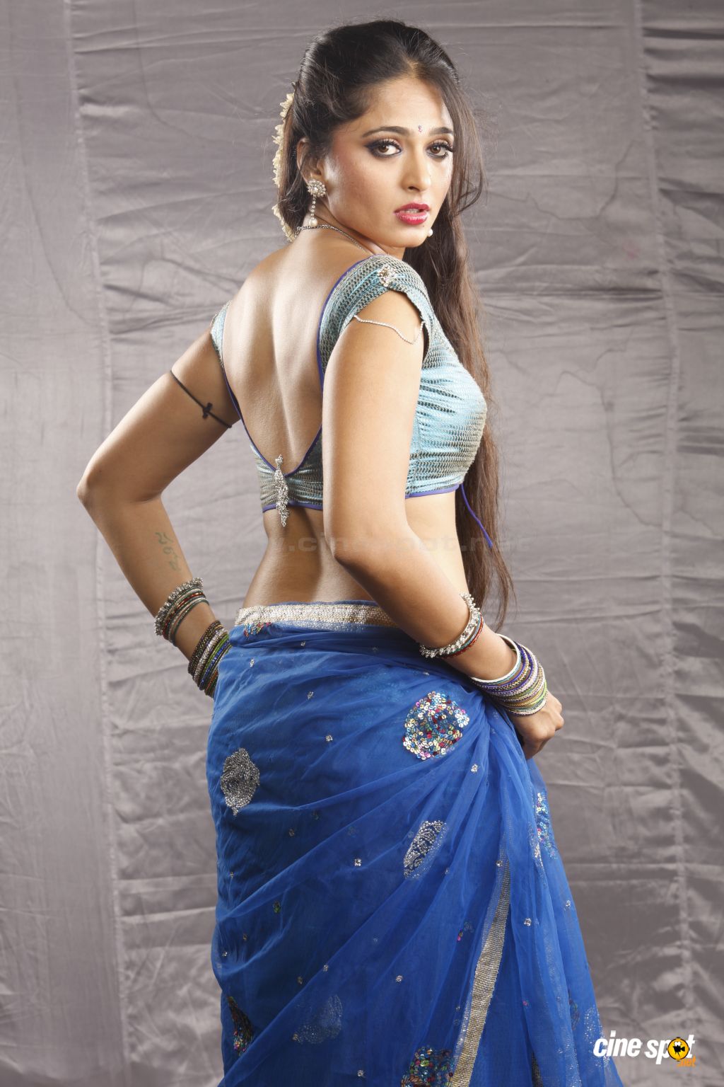 Anushka Hot In Saree - HD Wallpaper 