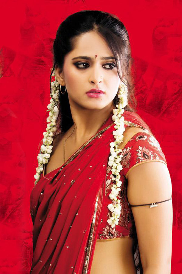 Actress Anushka - HD Wallpaper 