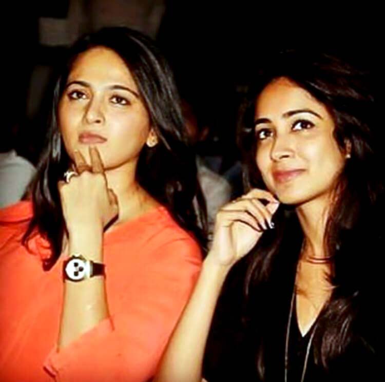 Anushka Shetty Looks Sweet In This Candid Photo - Aditi Chengappa And Anushka - HD Wallpaper 