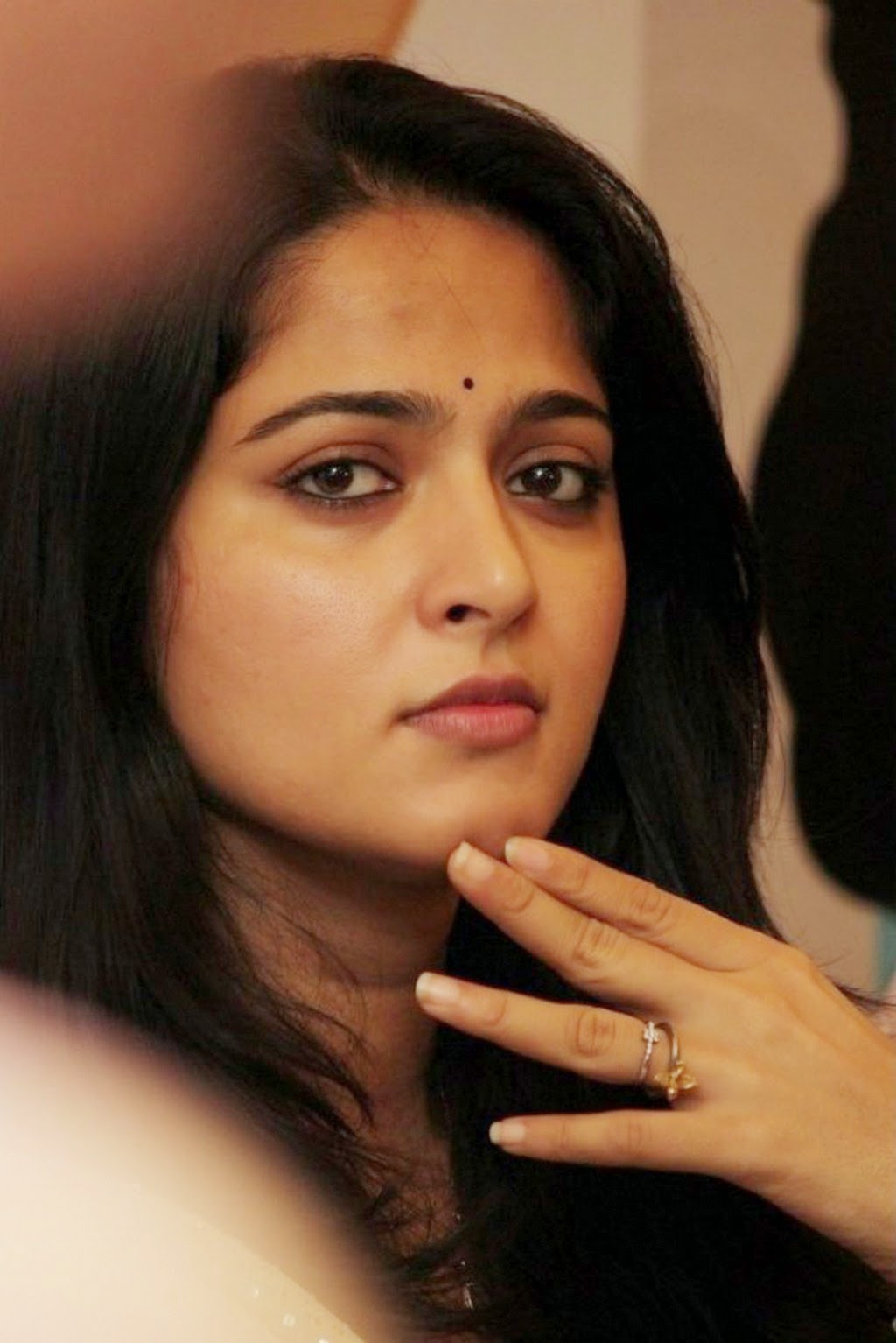 Cute Anushka Shetty - HD Wallpaper 