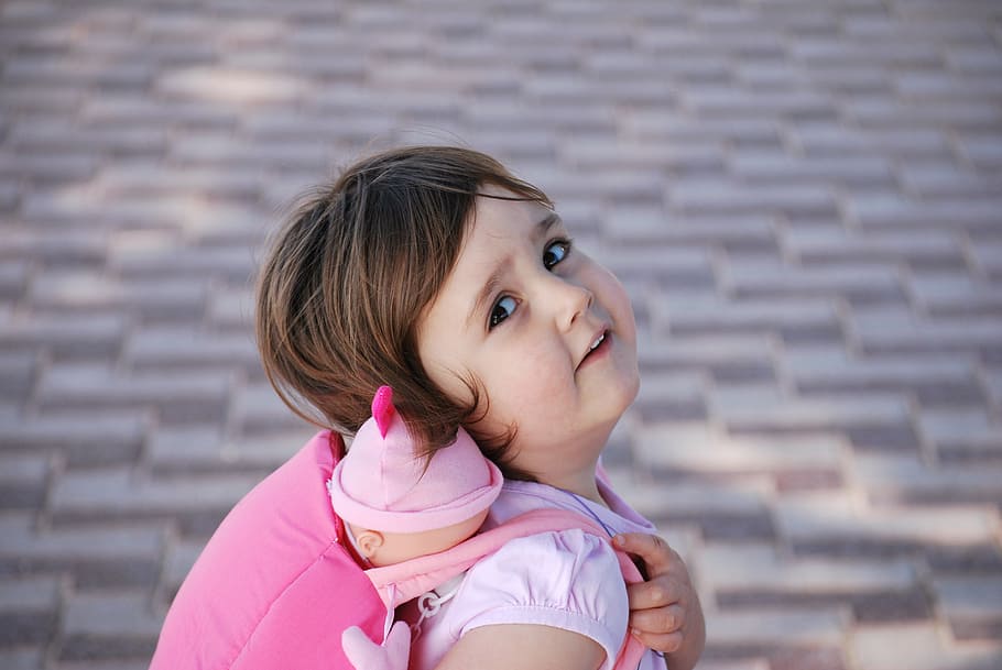 Girl In Pink Cap-sleeved Shirt Carrying Backpack With - HD Wallpaper 