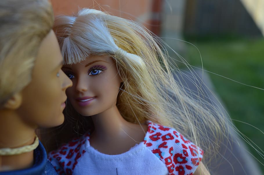 Male And Female Doll In Closeup Photography, Dolls, 910x605