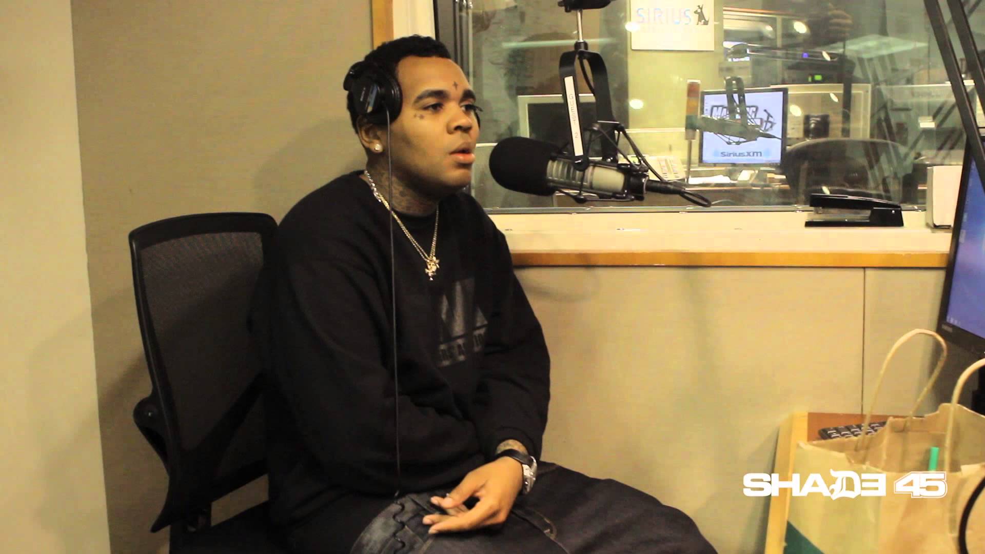 Sitting - HD Wallpaper 