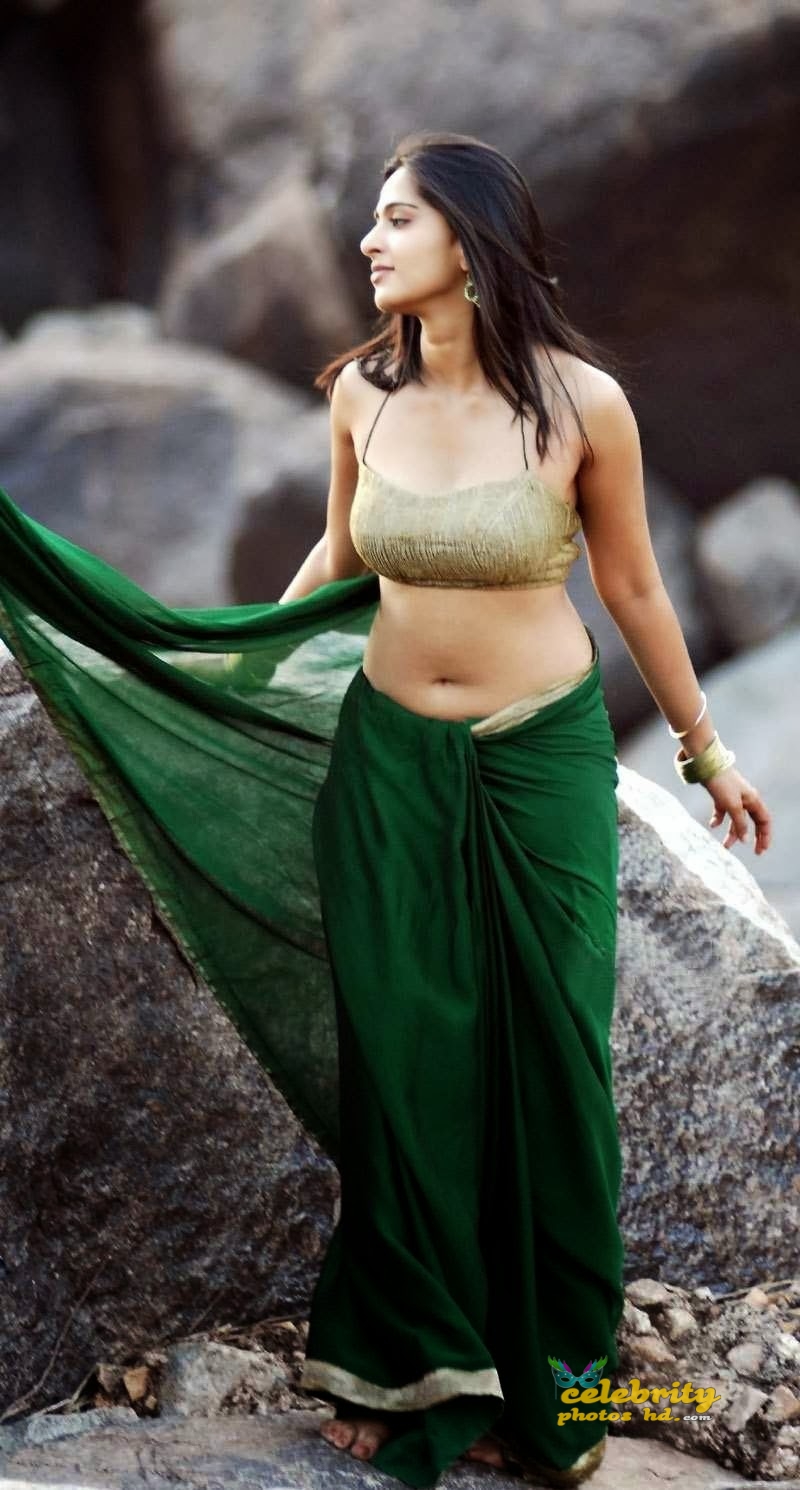 Hot Actress Anushka Shetty Saree Blouse Navel Spicy - Anushka Shetty Hot In Green Saree - HD Wallpaper 