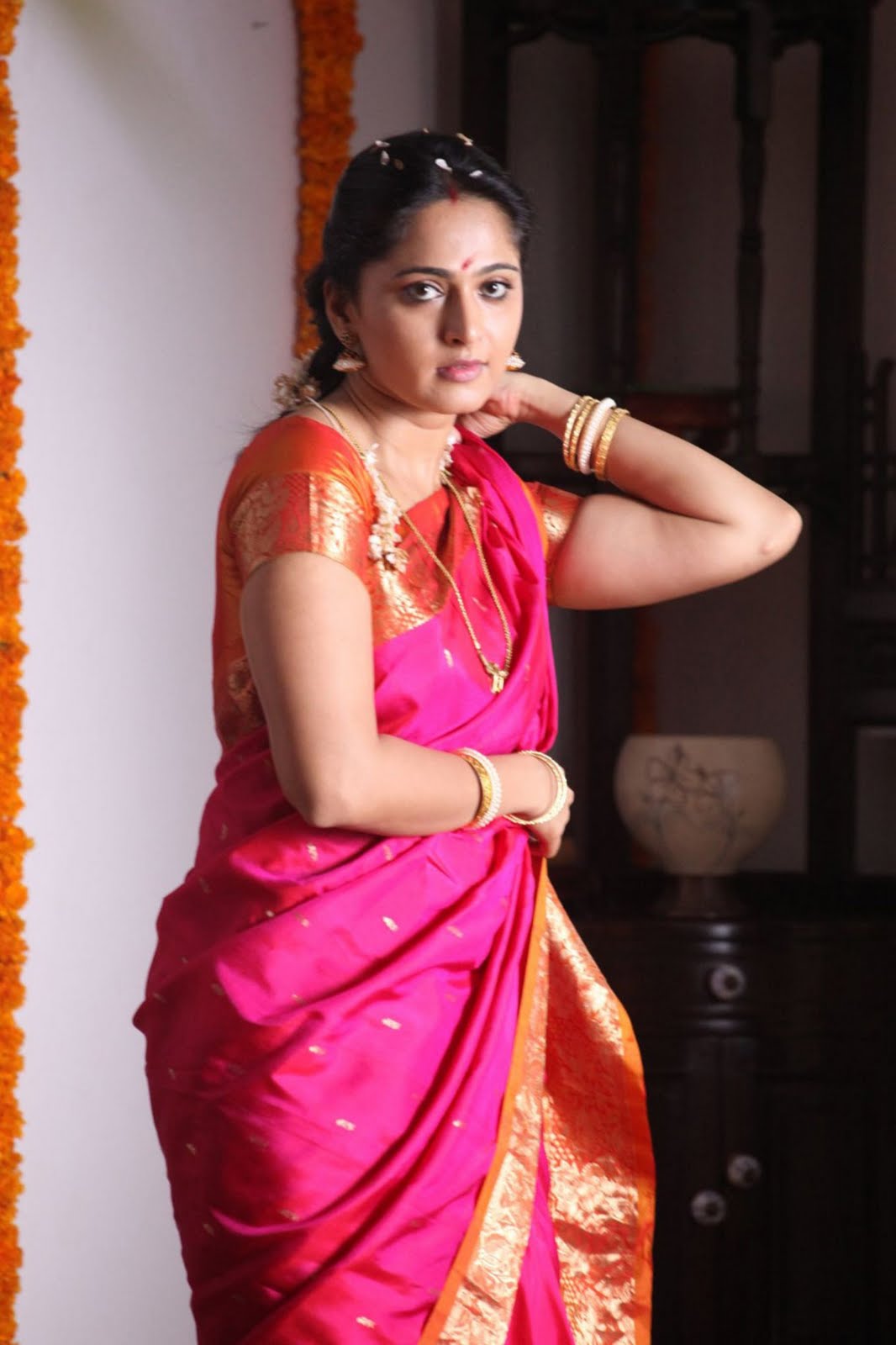 Anushka Shetty In Wedding Saree - HD Wallpaper 