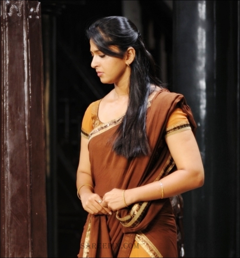 Anushka Shetty In Brown Half Saree From Damarukam Movie - Anushka Shetty Half Saree - HD Wallpaper 