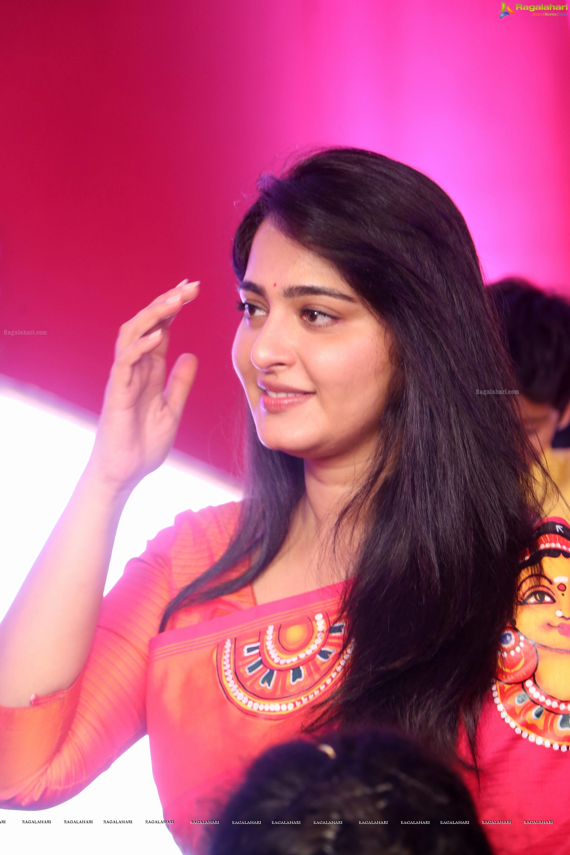 Anushka Shetty Pics In Hd - HD Wallpaper 