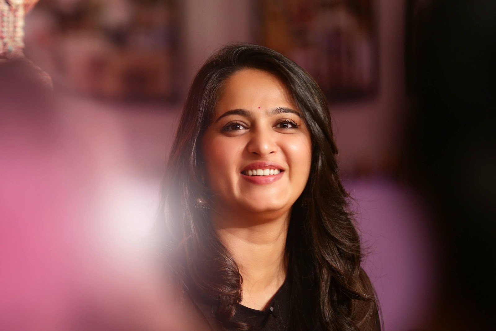 Anushka Shetty Wallpapers Latest - Anushka Shetty Cute - HD Wallpaper 