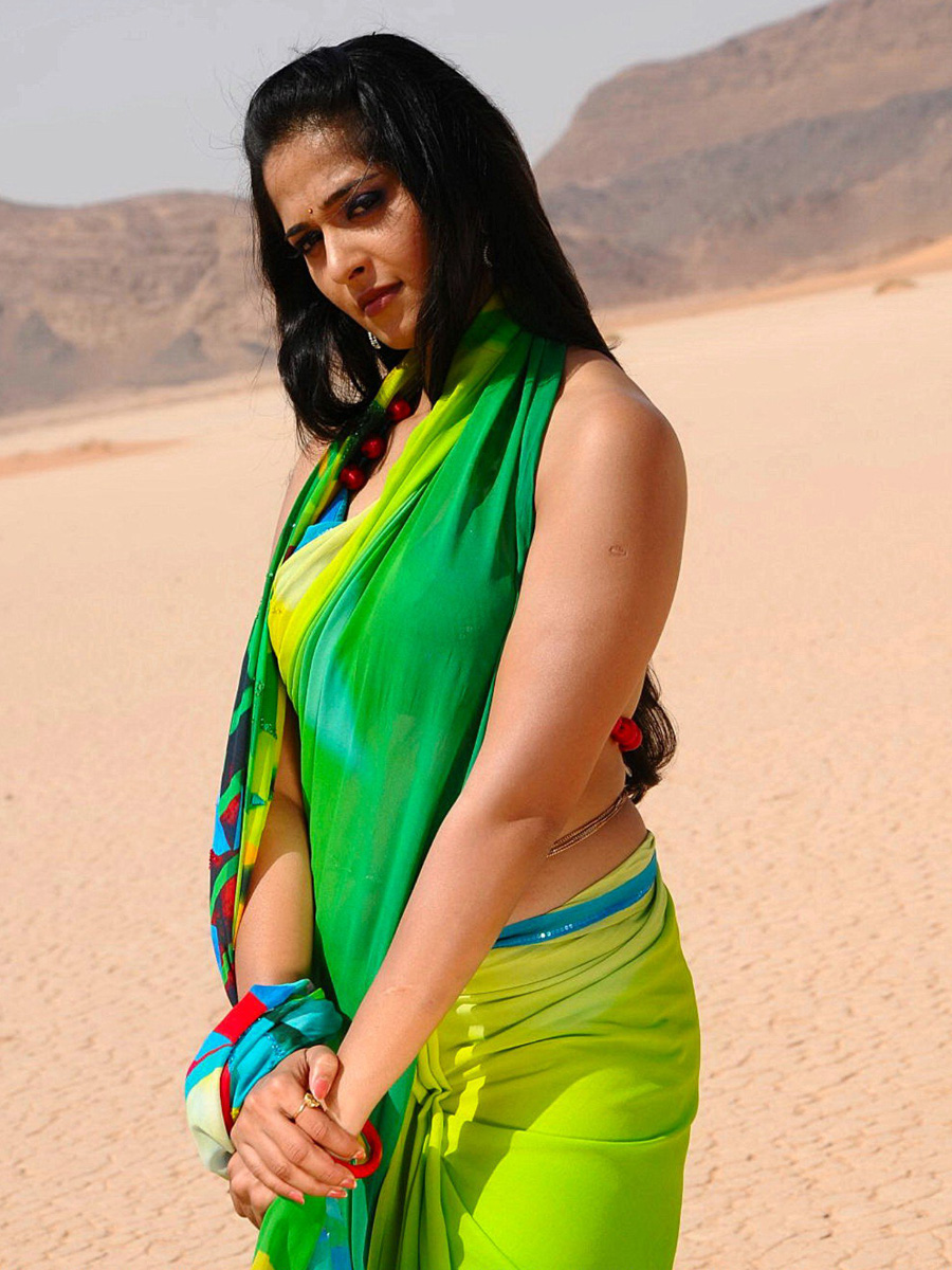 Actress Anushka Shetty Green Saree - HD Wallpaper 