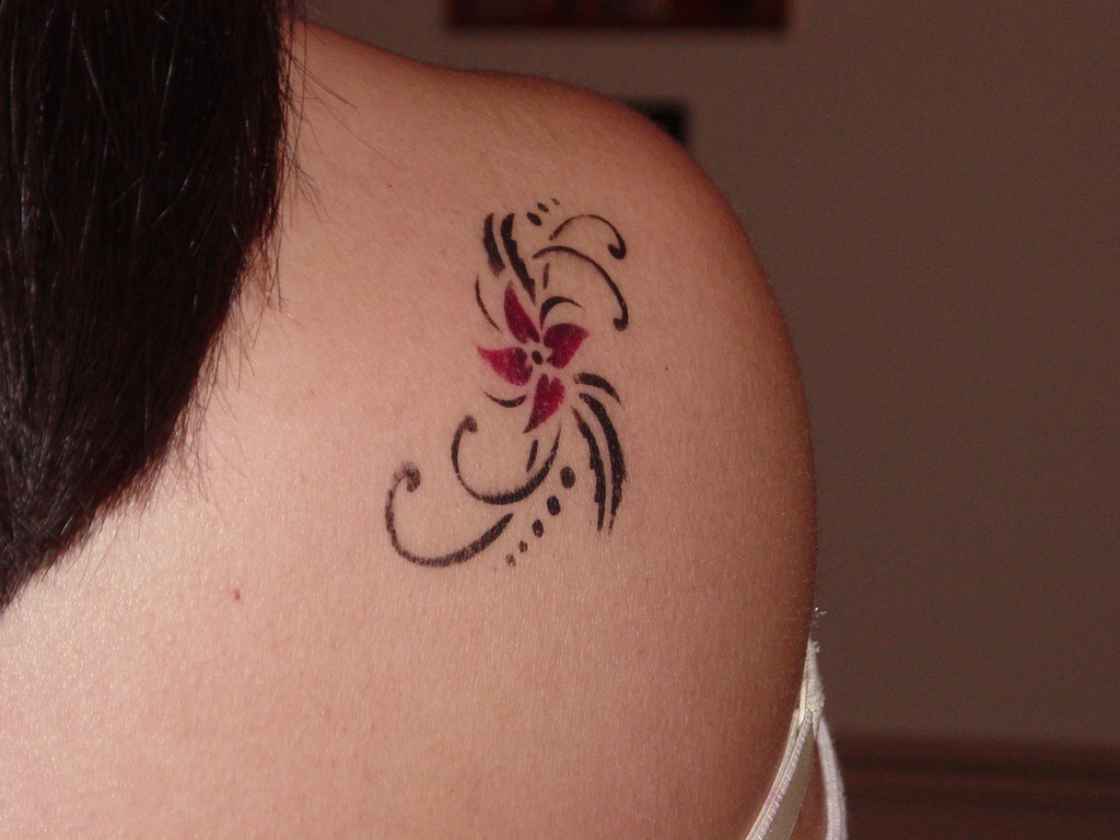 Nice Back Shoulder Tattoo For Girls - Tattoo Designs For Girls On Back Shoulder - HD Wallpaper 