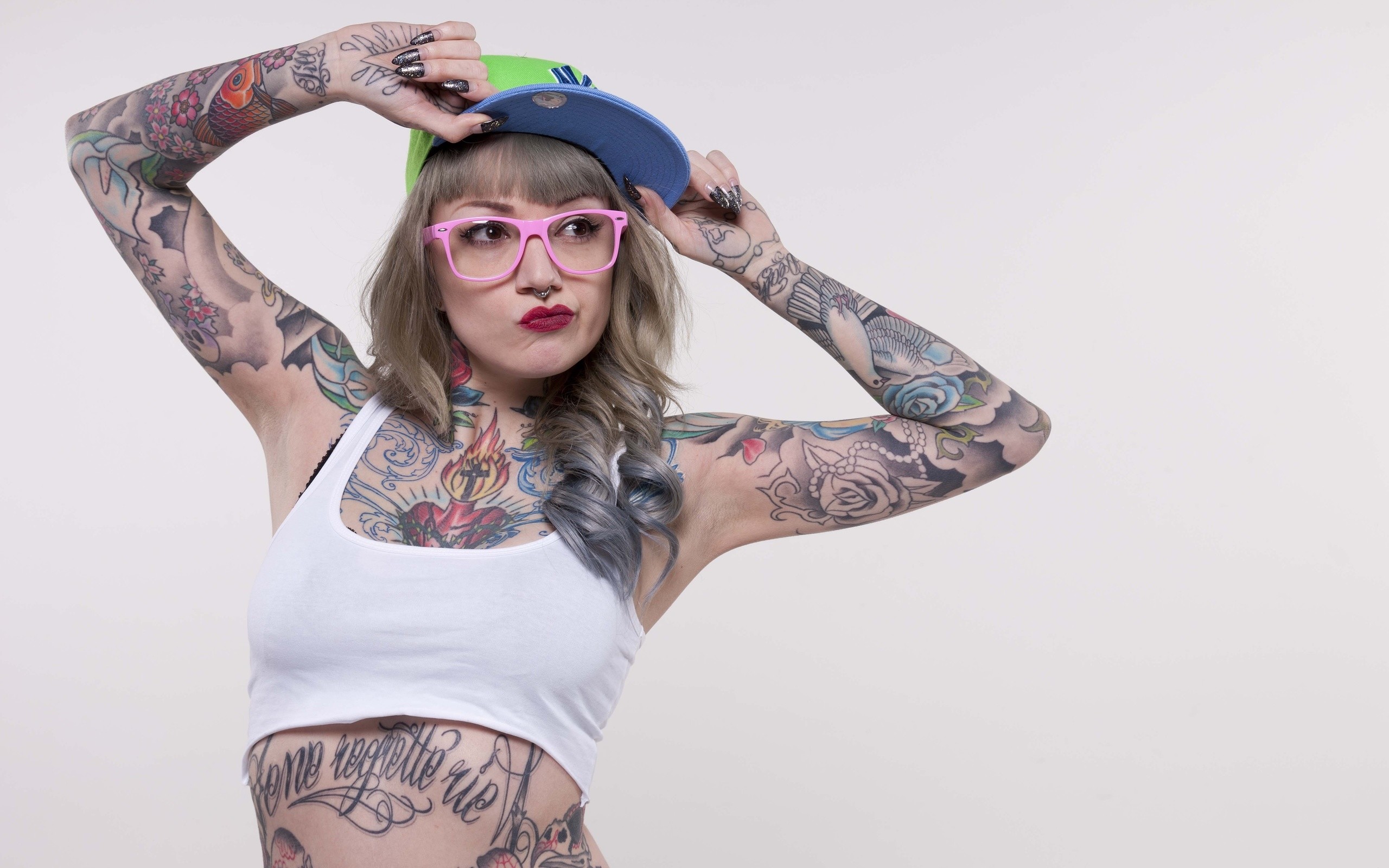 Tattooed Girl In Hat And Pink Glasses 
 Data-src - Tattoos Girls - HD Wallpaper 